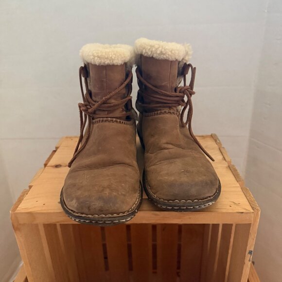UGG Size 8 Brown Caspia Sheepskin-Lined Leather Winter Lace-Up Ankle Bootie Boot - Picture 3 of 16